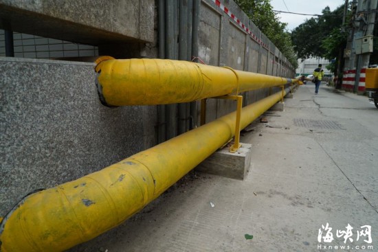 福州斗南小学门口燃气管道裸铺 遭家长质疑