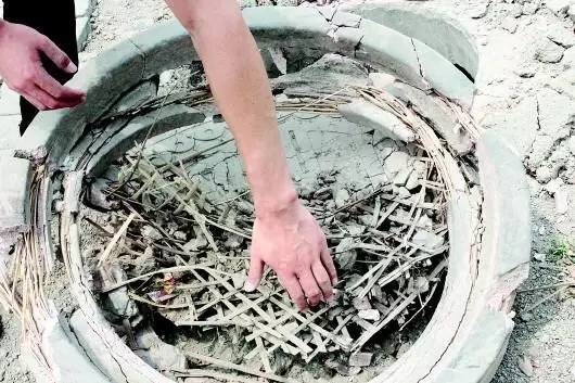 四川學校現“紙殼門”，看完這些“豆腐渣”工程我醉了……