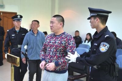 父子抗法受审称不知对方是警察