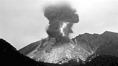 冰晶VS灰尘 谁制造了火山闪电？