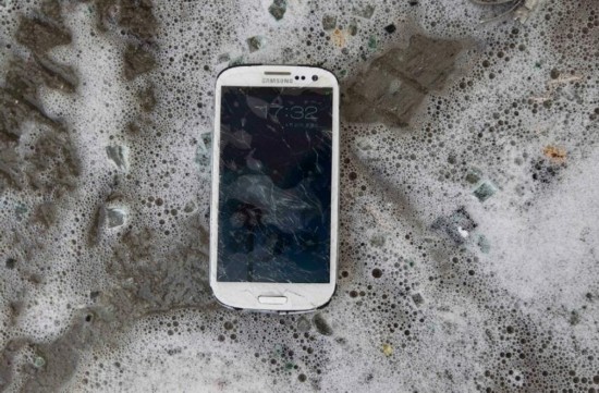 十堰高速路出站口发生惨烈车祸 车身断成两截