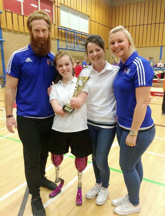 身残志坚!英12岁残疾少女获蹦床比赛冠军