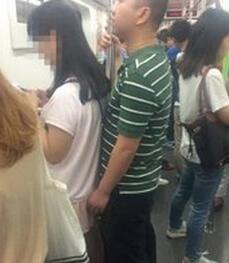  女子地铁呵斥色狼  男子自带设备专拍女生裙底