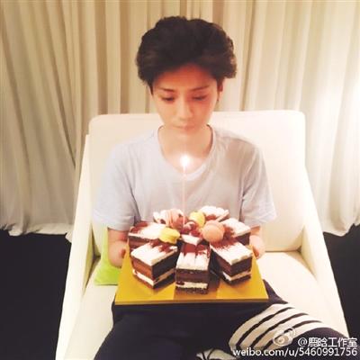 70国粉丝祝贺鹿晗生日 傻袍子的鹿粉太强大屡