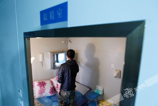 一位捐精志愿者来到取精室准备取精.记者
