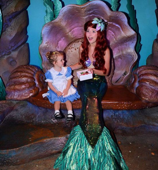 美国小女孩扮成卡通人物游迪士尼 网络走红(组