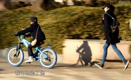 笑着流泪!董洁直面婚姻离异 与儿子日常生活画