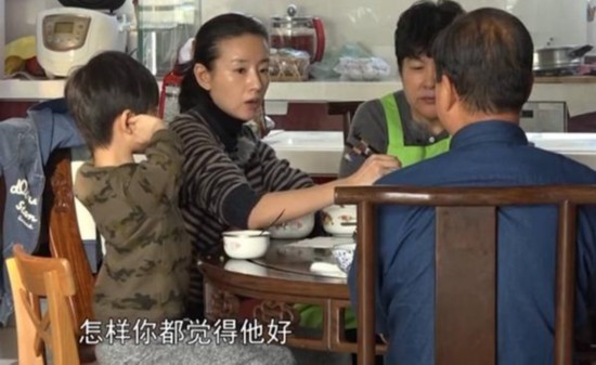 董洁直面离异笑着落泪 与儿子温馨日常生活画