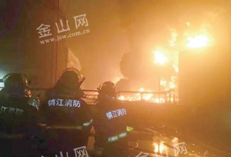 靖江危化品仓库爆燃 镇江消防62名官兵增援