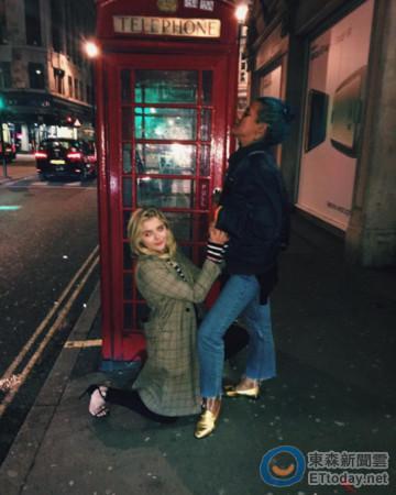 小贝长子首度承认恋情 两人头靠头网友:大龄单