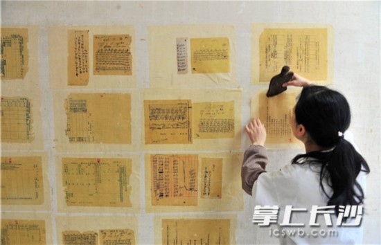 一页20道工序 档案馆里见证档案修复工妙手回