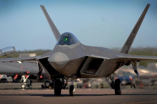 为应对俄罗斯?一大群美军F-22A猛禽进驻英国