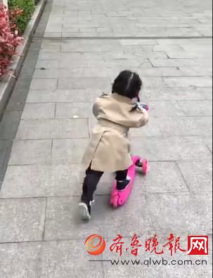 邓超孙俪女儿小花妹妹高抬腿玩滑板 获称霸王