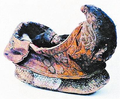 古人穿鞋不分左右脚 鞋头都有高高的鞋翘