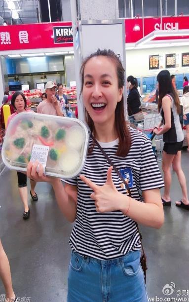 吴昕素颜逛超市 满满一个购物车零食 小粗腿不