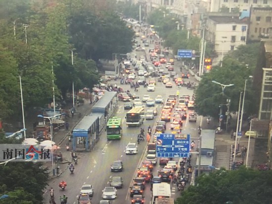 一男子冒雨爬柳州市红光大桥 半个柳州堵成一