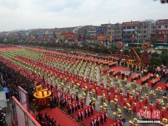 浙江花园村三千红木匠人齐献艺 诠释工匠精神