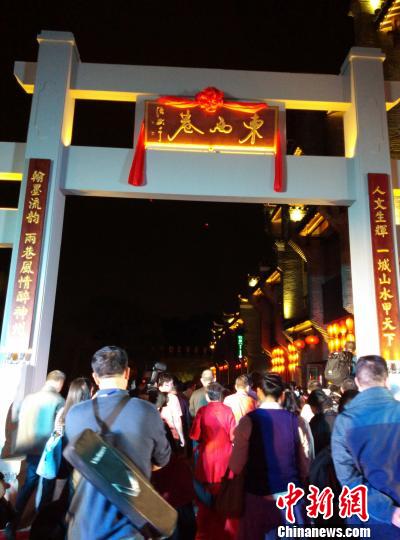 4月26日晚,桂林正阳东巷历史文化街区正式开街。 赵琳露 摄