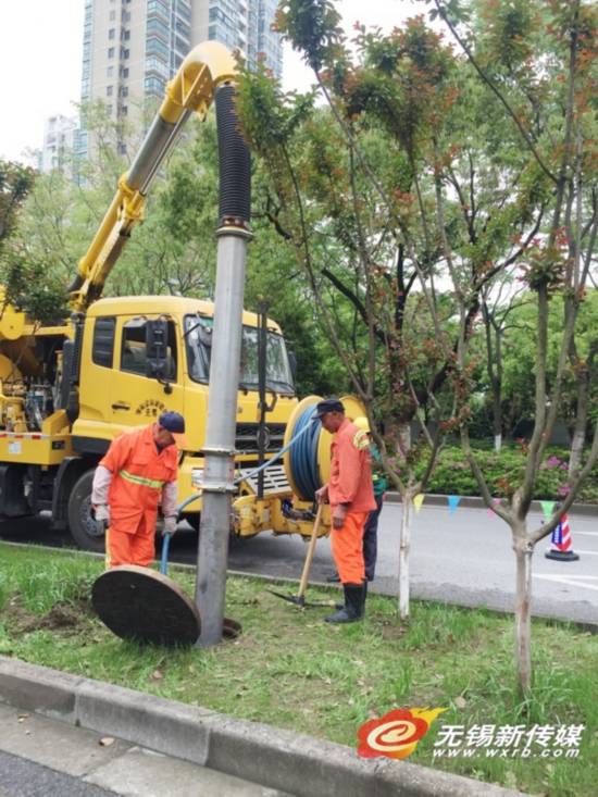 汛期在即 无锡 霸王级 疏通车为下水道 洗肠