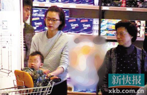 董卿帶小男孩逛超市