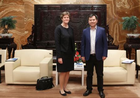 苏宁国际化盯上了英国 张近东与英国驻华大使深入交流