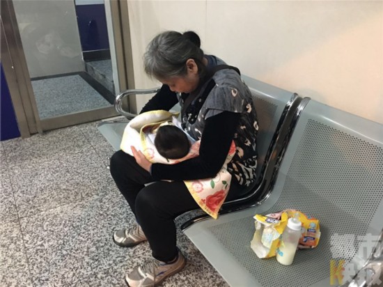 西安环城公园昨现8个月大弃婴 孩子身有红点不