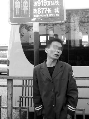 记者暗访北京非法一日游:大汉逼游客加钱看杂