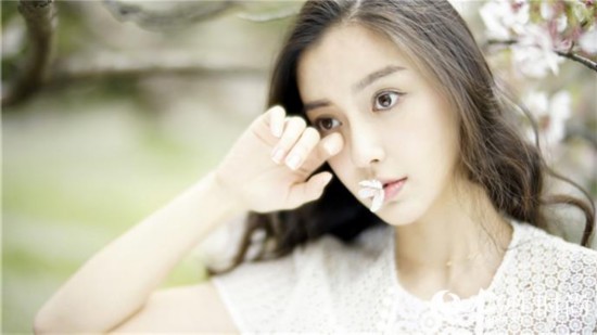 Angelababy樱花美景拍写真 白衣长裙仙气少女