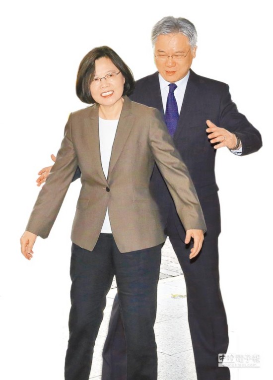 夏立言陆委会简报提九二共识 蔡英文不回应