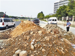 一司机在深圳滨海大道偷倒建筑垃圾被刑拘
