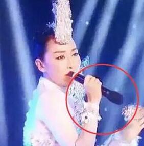 金星手撕萨顶顶:名字血统造假反拿话筒假唱 萨