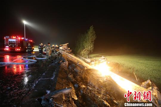 载30吨甲醇槽罐车湖北境内泄漏起火 致2人死亡