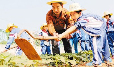 河北广平县广平小学组织 快乐学农事 趣味活动