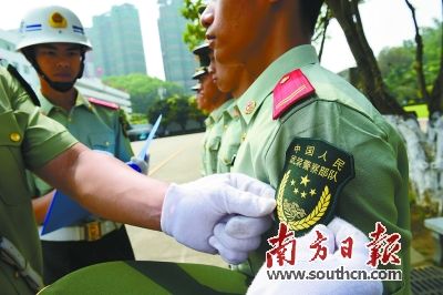 武警官兵全面佩戴新式标志服饰 新式姓名牌与