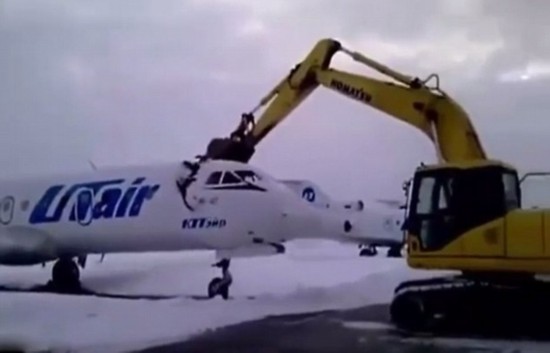 俄男子疑似为泄恨驾大型挖掘机撕裂客机(图)