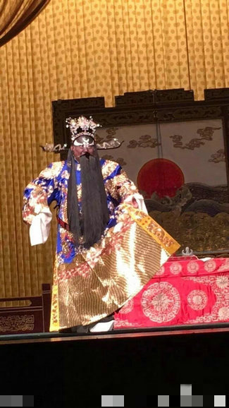 组图:郭德纲唱戏表情痛苦投入 散戏后累瘫