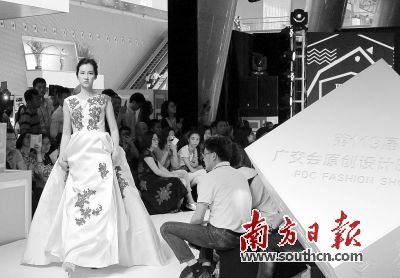 中国婚纱交易网_动漫婚纱情侣头像