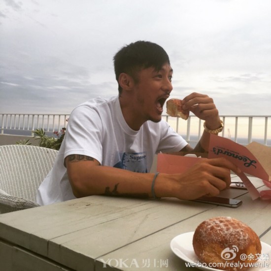 余文樂親身示范 精鋼鏈帶表配花臂才是荷爾蒙爆表