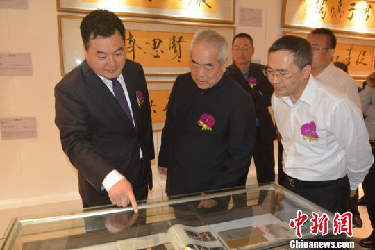 《锦文掇英——学研习近平用典心得》四川展览馆1日对外开放。图为书画家范曾(中)为好友武玉杰等来宾介绍作品。 郝涛 摄