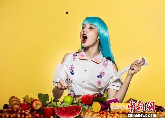 国内顶级时尚摄影师于捷个展探讨青春女性形态