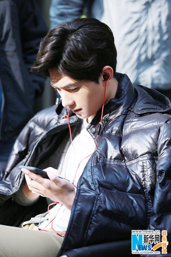 杨洋拍摄微电影 花丛环绕散发暖男气质(图)