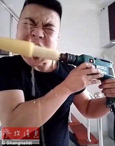 笑尿了!男子用电钻10秒钟啃完玉米 网友:牙好胃