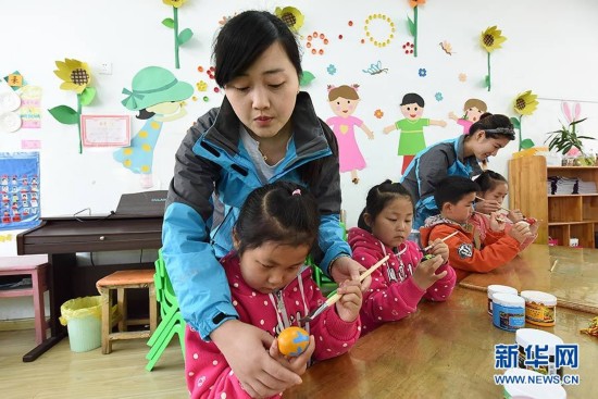 江苏东海幼儿园小朋友蛋上绘画迎立夏