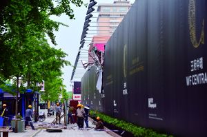 北京王府井塔吊突折臂 钢筋砸坏步行街商铺(图)