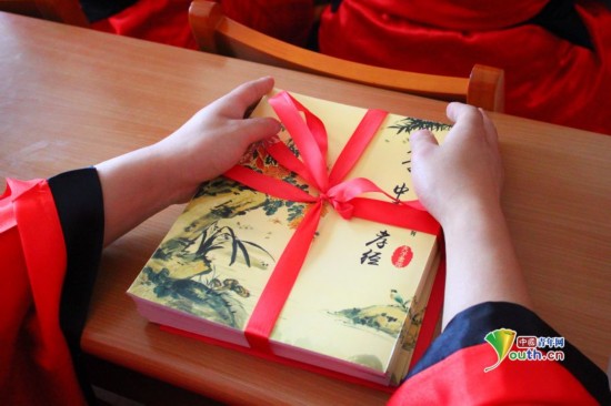 山东未成年犯五四举办成人礼 着汉服跪谢父母