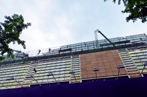北京王府井塔吊突折臂 钢筋砸坏步行街商铺(图)