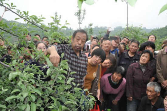 　　“老山人”李保國生前每次來山上講課，村裡老老小小都趕來在認真地聽。