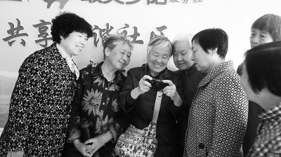 南京81岁退休教师开照相馆免费帮邻里拍照