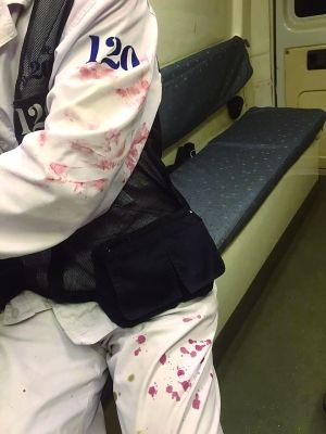 醉酒男急救车上打医生