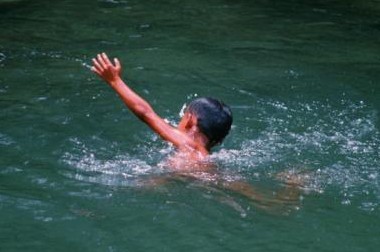 导致穿越村中的水渠水势骤然上涨,水流湍急,将两个小孩冲走溺水死亡